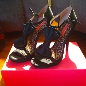 Betsey Johnson heel, size 9